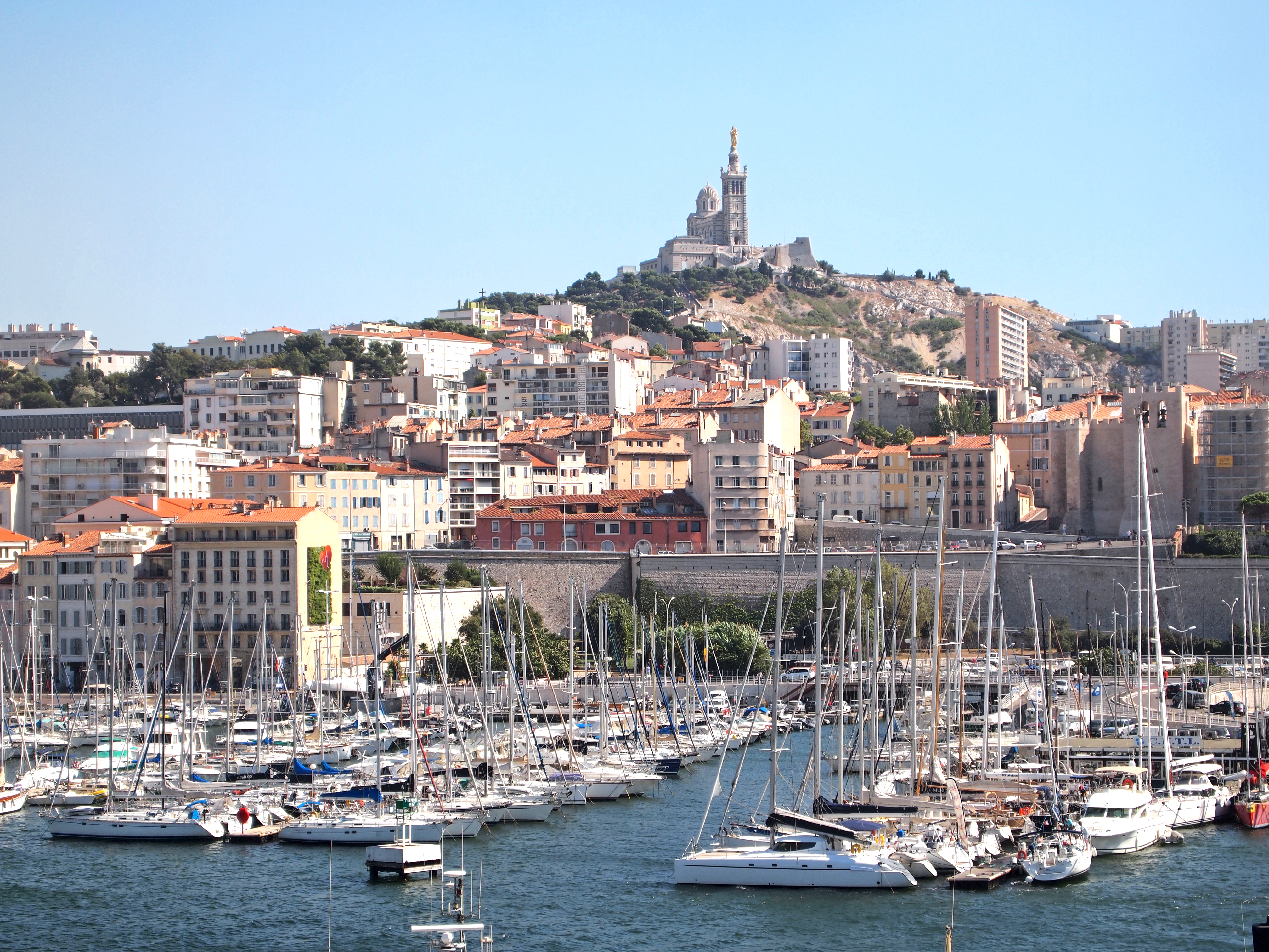 Photographie du Vieux-Port de Marseille avec Notre-Dame de la Garde en arrière-plan